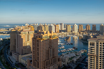 Obraz premium Doha, Qatar - July 01, 2024: Aerial view of Pearl Qatar Porto Arabia Doha Qatar 