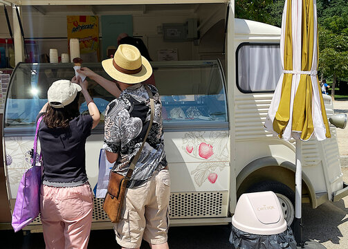 Helader&iacute;a food track tipo furgoneta con helados para el sofocante calor de verano