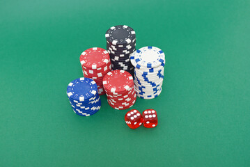 Poker, casino, jetons, tapis vert et cartes à jouer