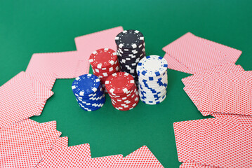 Poker, casino, jetons, tapis vert et cartes à jouer