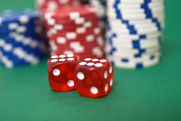 Poker, casino, jetons, tapis vert et cartes à jouer