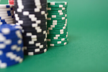 Poker, casino, jetons, tapis vert et cartes à jouer