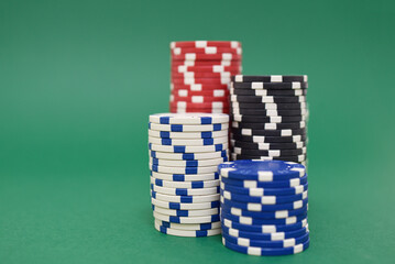 Poker, casino, jetons, tapis vert et cartes à jouer