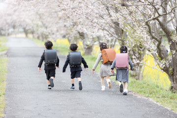 入学式イメージ　走る一年生
