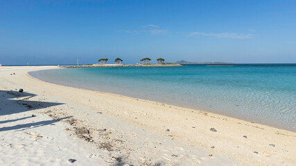 白い砂浜と青い海