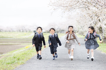 入学式イメージ　走る一年生
