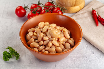 Canned white beans in the bowl