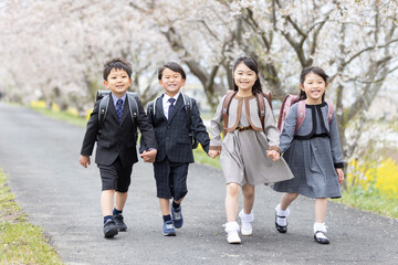 手を繋いで歩く新一年生