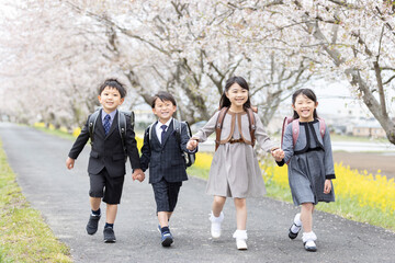 手を繋いで歩く新一年生