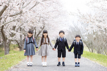 手を繋いで歩く新一年生
