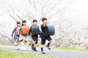 入学式イメージ　はしゃぐ新一年生
