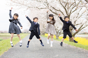 入学式イメージ　ジャンプする新一年生
