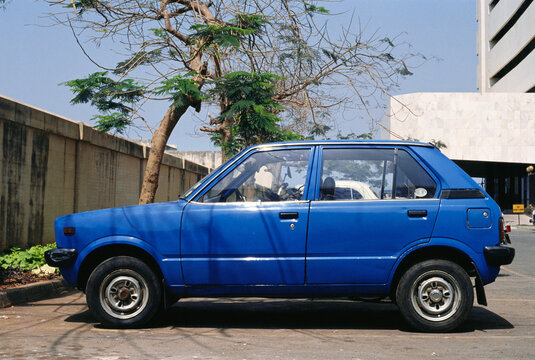 Blue Maruti 800 car profile India 