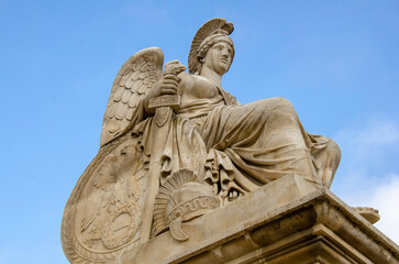 Fototapeta premium Statue of allegory of victorious France on the Arc de Triomphe Carrousel or Arc de Triomphe du Carrousel. Paris, France