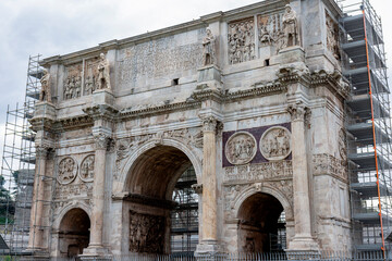 Obraz premium The Arch of Constantine stands near the Colosseum, a majestic Roman triumphal arch celebrating Emperor Constantine’s victory