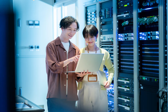 サーバールームでメンテナンスをするエンジニア　撮影協力：スカパー東京メディアセンター - Powered by Adobe