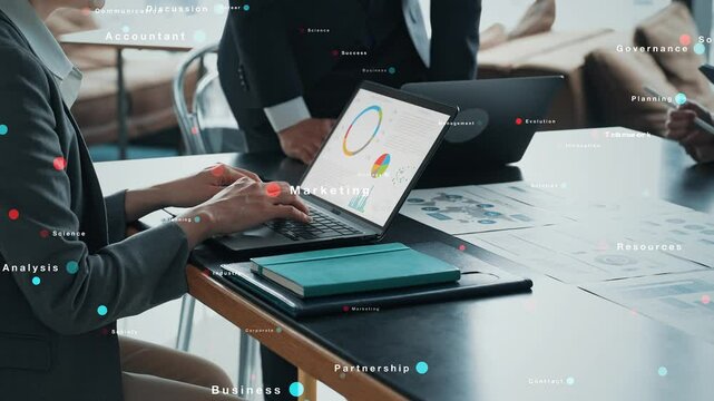 ミーティングするビジネスパーソンのグループとデジタルテクノロジーのコンセプト