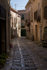 Obraz premium Narrow cobblestone street with balconies in historic European town