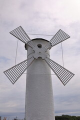 Historische Windmühle an der Hafeneinfahrt von Swinemünde auf der Ostseeinsel Usedom