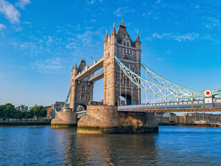 Obraz premium Panoramic view to the Tower Bridge and the Thames River at sunset in Summer, the main landmark of London, England, United Kingdom 