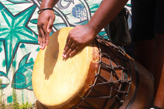 Tambour traditionnel maloya pos&eacute; au sol &ndash; culture cr&eacute;ole r&eacute;unionnaise " Roul&egrave;r"