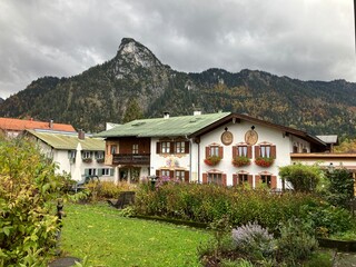 Regentag im Herbst in Oberammergau in den Bayerischen Alpen