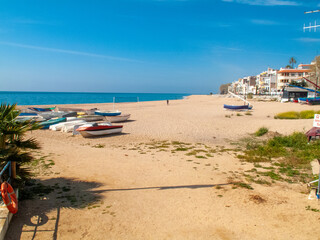 Playa y paseo marítimo de Sant Pol de Mar​ en la provincia de Barcelona, Cataluña, España