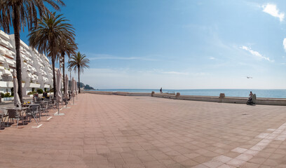 Playa y paseo marítimo de Sant Pol de Mar​ en la provincia de Barcelona, Cataluña, España