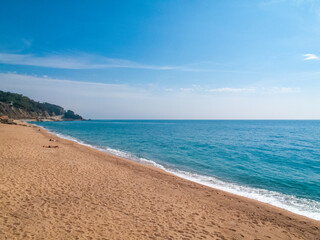 Playa y paseo marítimo de Sant Pol de Mar​ en la provincia de Barcelona, Cataluña, España
