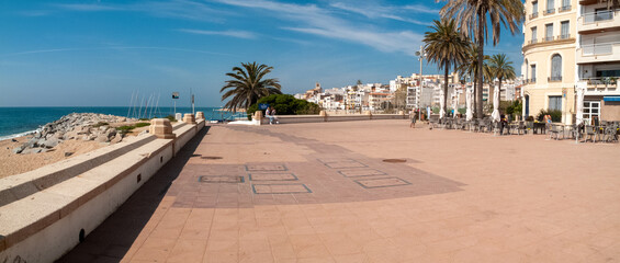 Playa y paseo marítimo de Sant Pol de Mar​ en la provincia de Barcelona, Cataluña, España