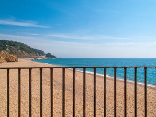 Playa y paseo marítimo de Sant Pol de Mar​ en la provincia de Barcelona, Cataluña, España