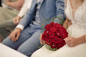 Ein Hauch von Glamour: Brautstrauß aus roten Rosen mit Strasssteinen gehalten von der Braut