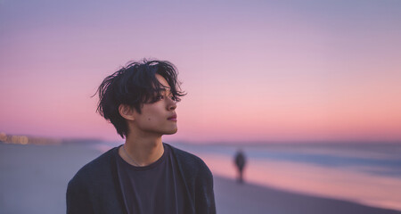 淡いパステルカラーの夕暮れと若い男性　エモい風景