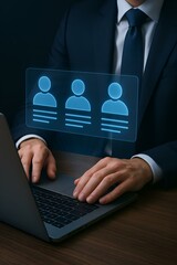Rekrutacja online i zarządzanie personelem – biznesmen w garniturze pracujący przy laptopie z ikonami kandydatów