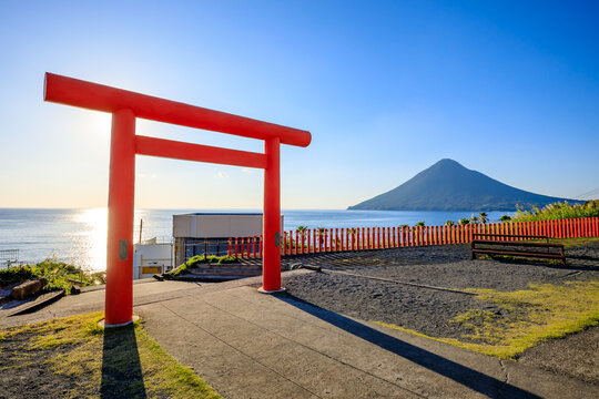 秋の龍宮神社と開聞岳　鹿児島県指宿市　Ryugu Shrine and Mt. Kaimon in autumn. Kagoshima Pref, Ibusuki City.	
