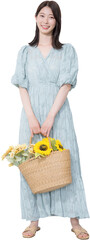 向日葵を抱えるかわいい若い女性のカメラ目線　背景透明png全身　夏のファッションやお出かけイメージ