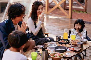 グランピング　家族朝食シーン
