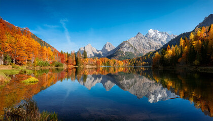 Obraz premium autumn lake mountain reflection
