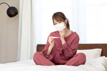 体温を測る女性
