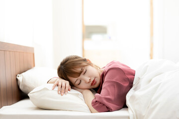 寝る女性
