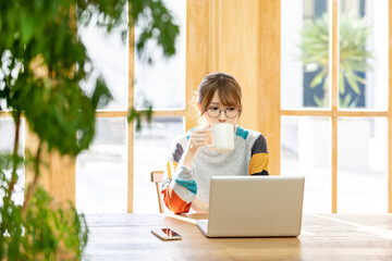 おうち時間を楽しむ女性
