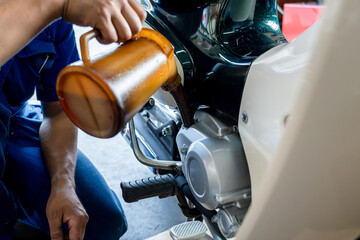 整備士がオートバイの整備をしている写真