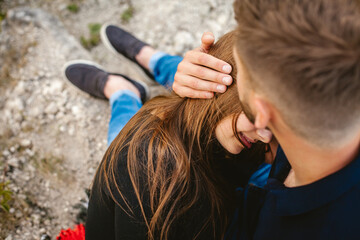 Naklejka premium Loving couple embracing on mountain path: expressing affection and intimacy