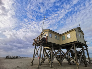 Pfahlbauten in Sankt Peter-Ording als Wahrzeichen für Urlaub an der Nordsee in Deutschland
