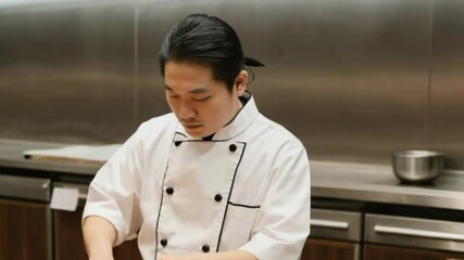 プロの料理人、厨房で調理、シェフの真剣な料理風景