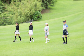 Obraz premium ゴルフを楽しむ女性