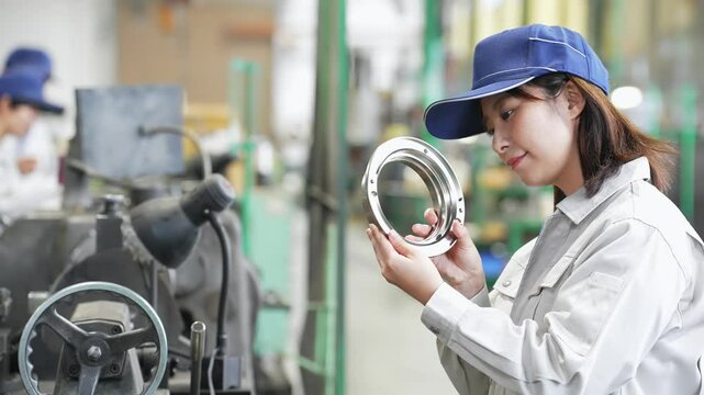工場で作業する作業員グループ
