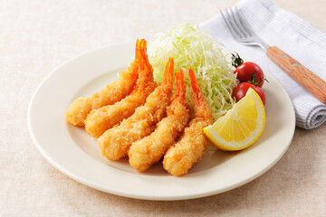 お皿に盛り付けたエビフライ　Fried Shrimp Dish