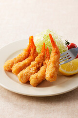 お皿に盛り付けたエビフライ　Fried Shrimp Dish