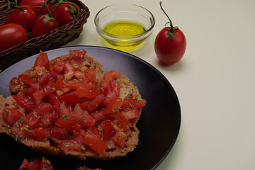 Primo piano di piatto con frisella farcita con pomodoro